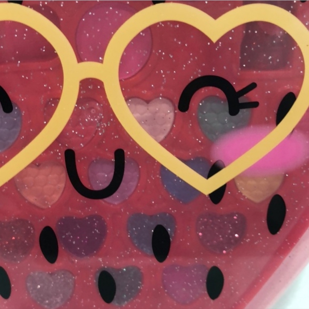 Strawberry Shaped MakeUp Pallete with Heart Glasses - Picture 2 of 4